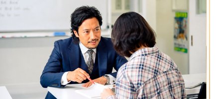 松田塾長が生徒に個別で指導する様子