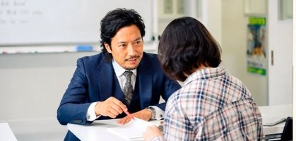 松田塾長が生徒に個別で指導する様子