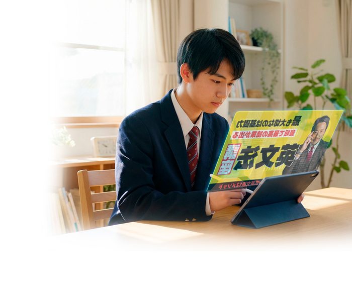 自宅でタブレットの映像授業を受ける高校生