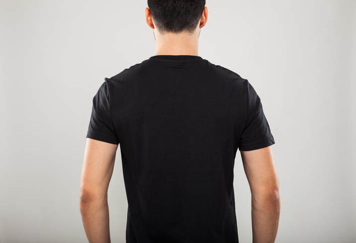 Back portrait of a model wearing a black t-shirt